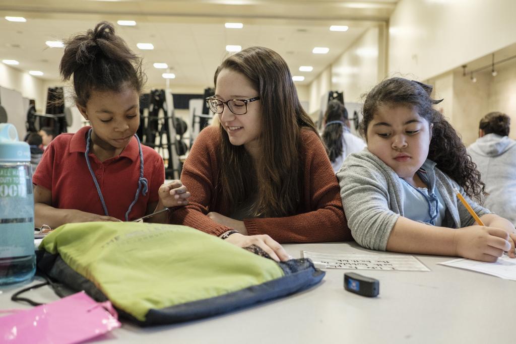 Student volunteer at Millmont Elementary 