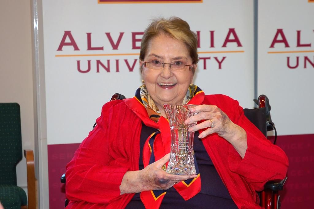 Linda Ludgate with award