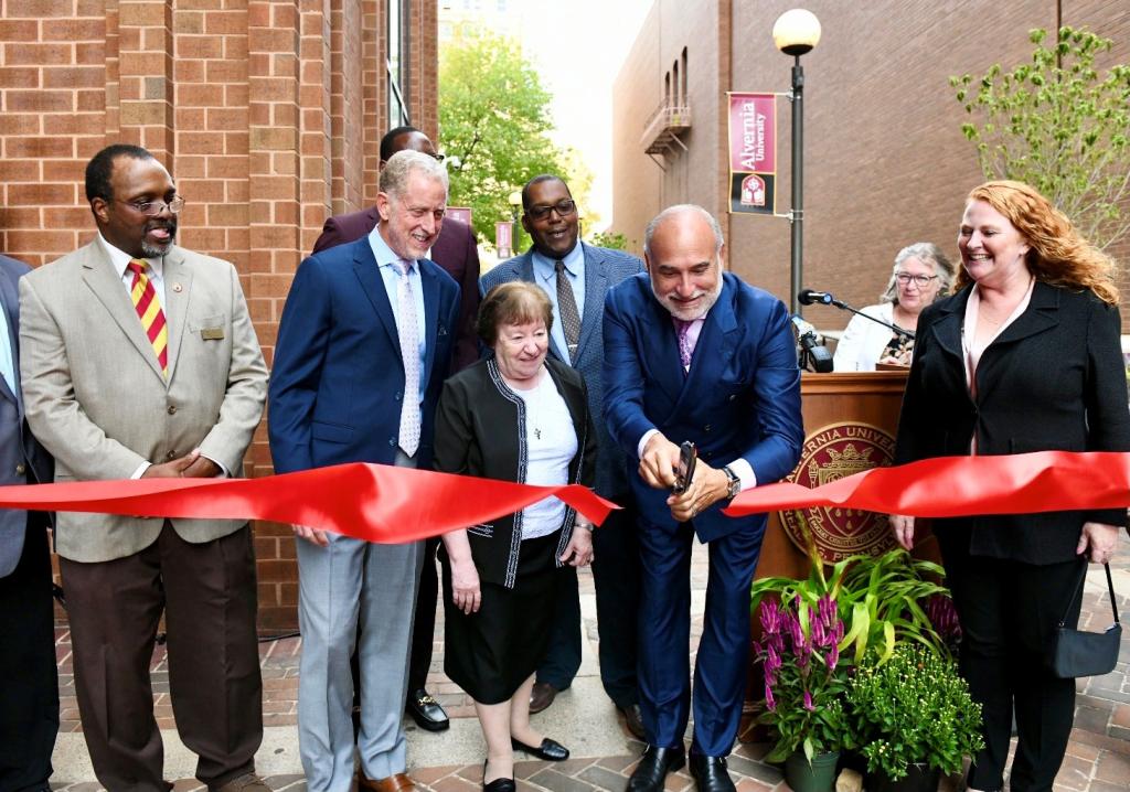 401 Penn Street Ribbon Cutting