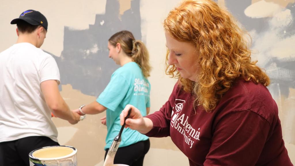 Alvernia President Glynis A. Fitzgerald, Ph.D. serves during the annual move-in day of service event.
