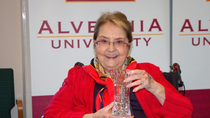 Linda Ludgate with award