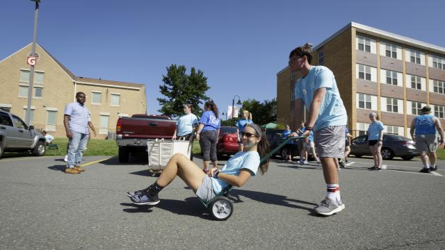 Volunteer fun on move in day 