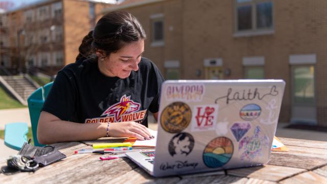 Alvernia student studying in quad