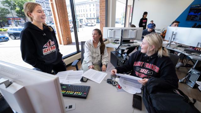 Business students Bloomberg Terminal Trading Lab